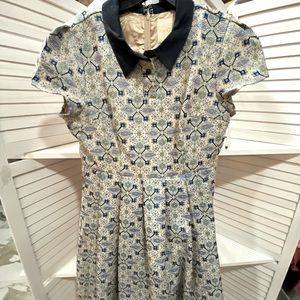 Short dress with embroidery and collar